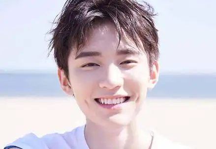 易烊千玺和郭富城有点像(明星梨涡大赏周翊然拽甜)(2)