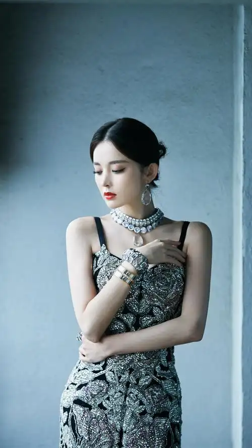 古力娜扎低胸礼服性感写真手机壁纸