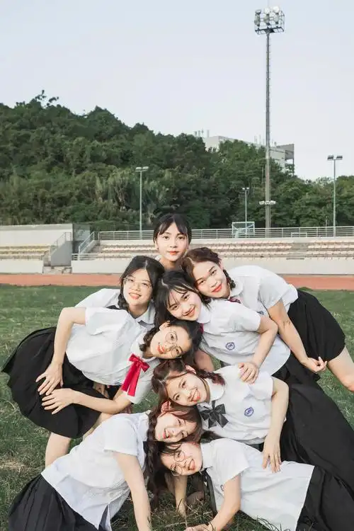 合照人多不会摆这样拍让你的毕业照片最出众