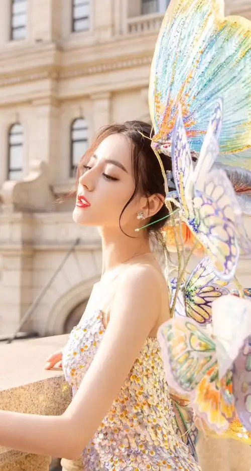 迪丽热巴梦幻蝴蝶礼服写真