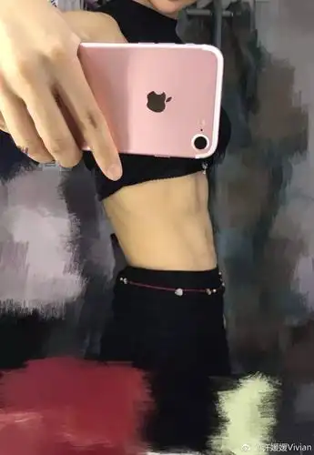 这腹肌,这已经不是单纯的马甲线了啊亲们,要知道,由于先天性的原因