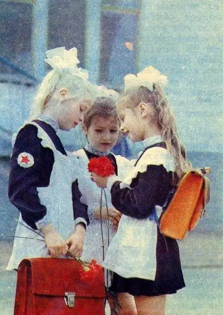 【旧照片】苏联时期的女仆系校服,其实就是在外面套了个围裙