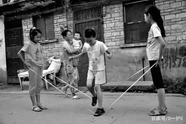 原来现在的小孩都是这样度过六一儿童节的 繁重的学习任务让童年 背负