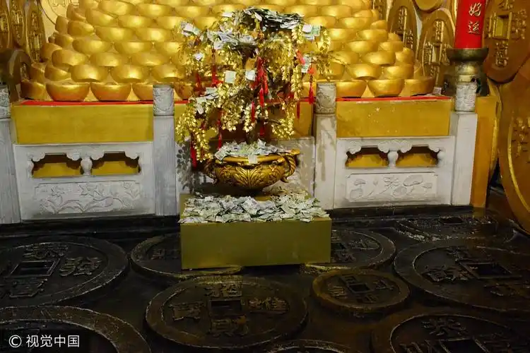 沈阳现"土豪金"关帝像 摇钱树上布满人民币