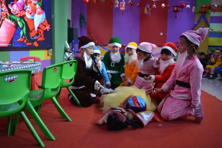 大二班绘本情景剧《白雪公主》.