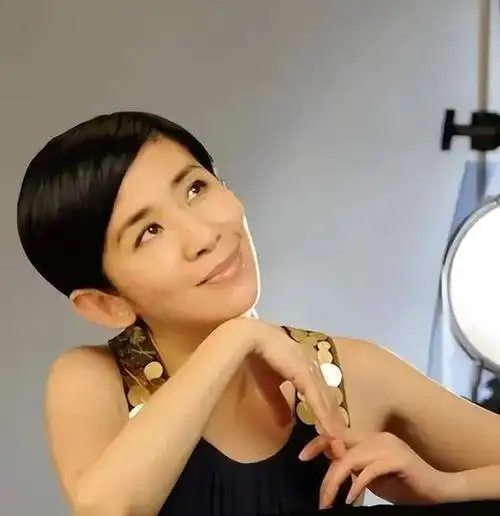 57岁的吴君如入选奥斯卡评委,已拿钢琴证书,各领域都天赋异禀