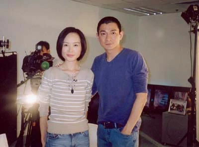 鲁豫专访图(二)    串场:采访刘德华,地点就在他天幕公司的办公室里