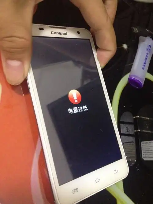 现在开不了机,显示充电中,一会又充电完成,按开机键就电量过低.链接电