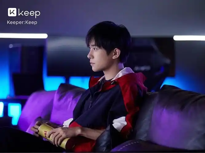 keep品牌代言人易烊千玺花絮照运动玺发带玺