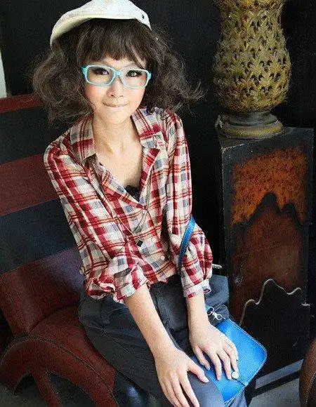 90后的女孩个性张扬,甜美可爱,衣服穿着方面很有