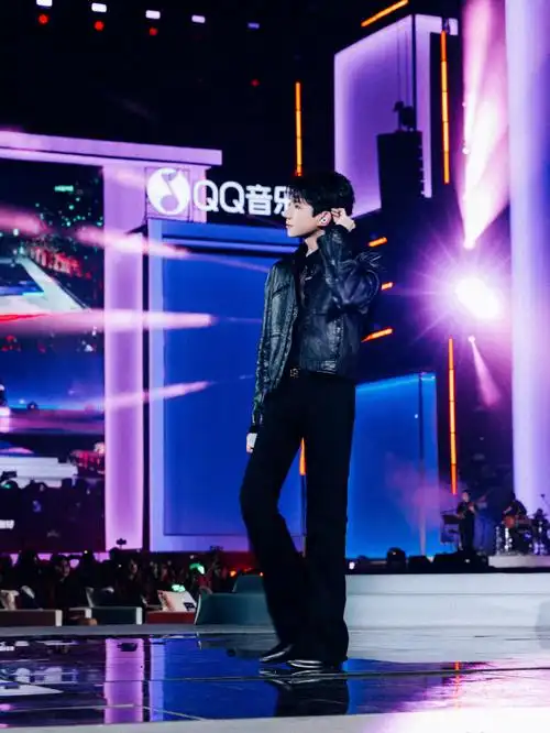 王源领奖照##王源皮衣侧拍