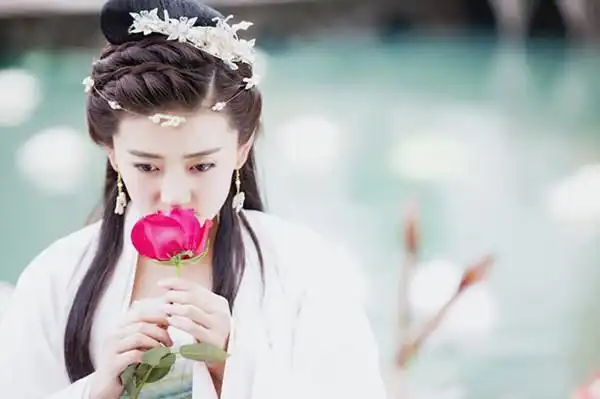 观看《双世宠妃》 腾讯娱乐讯 由梁洁领衔主演的古装轻喜甜宠偶像剧