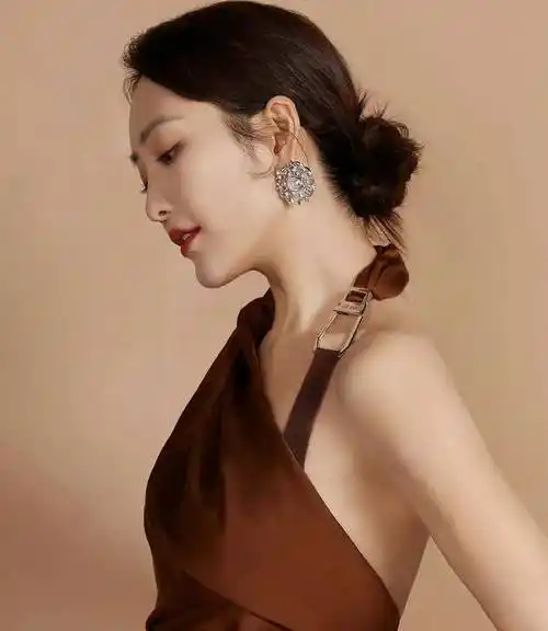 原创玫瑰美人王鸥红色时尚裙尽显艳丽本色身材高挑像美神降临