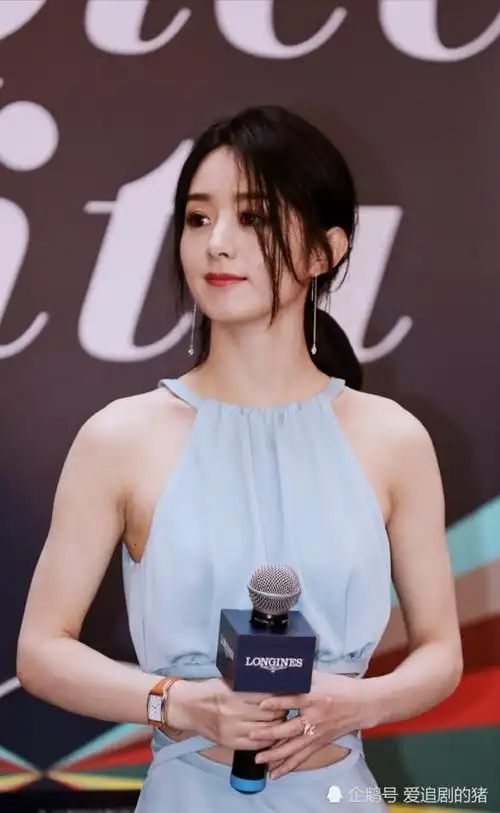 赵丽颖产后复出变化巨大,以前是明媚可爱少女型,现在是成熟温柔气质型