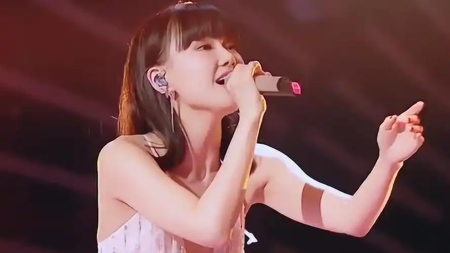 黄龄的《痒》太魔性了!任何翻唱都不如她,现场版太销魂了