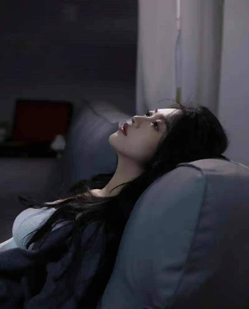 总在离别中,一个人难以入睡 夜深人静,孤独的心灵在翻涌 思维不断旋转