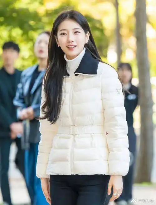 裴秀智穿白色羽绒服搭素色黑裤长发飘飘颜值能打