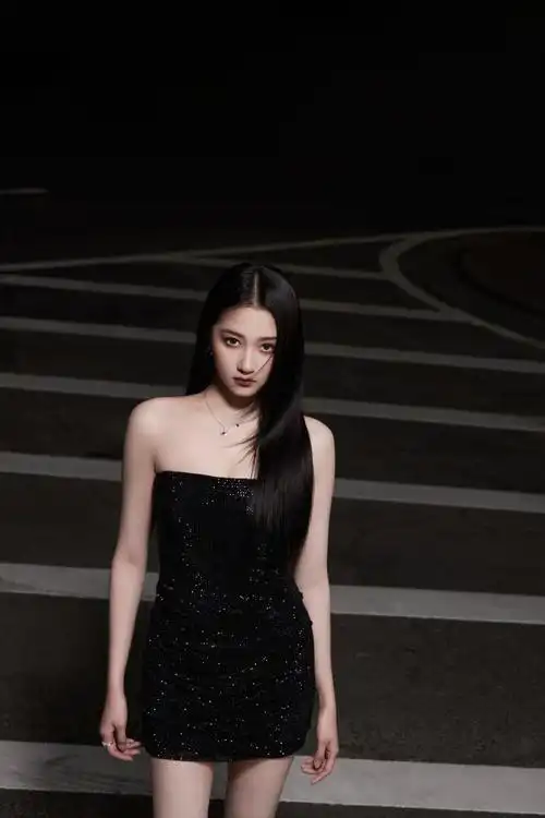 关晓彤黑色露腿小钻裙##关晓彤第一套vs第二套