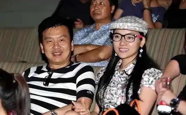 民歌天后陈思思:嫁给青歌赛冠军师鹏生一女,今46岁气质依旧动人