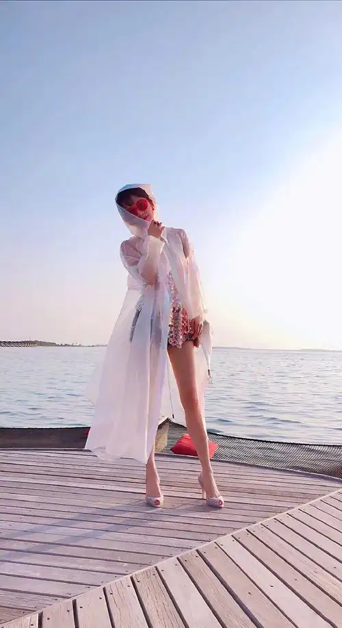 简介:李念清凉性感海边写真图片,分享一组李念图片给大家,图中的明星