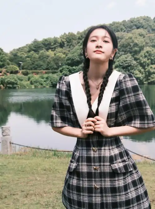 张雪迎扎低双麻花辫穿格子连衣裙,像极了18岁少女_易学站