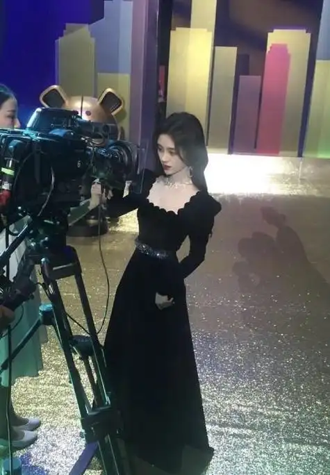 不排除有一部分头比较大或者发量比较多的女生,比如说小个子鞠婧祎