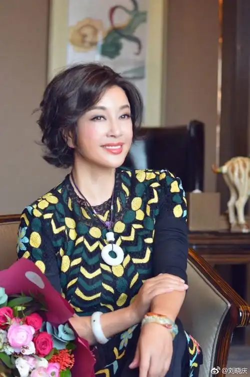 组图:刘晓庆现身自传交流会 短发干净利落自信满满