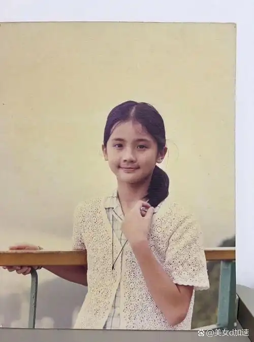 阿sa晒小时候的照片,真是越来长越好看,笑容脸的她最有代表性了
