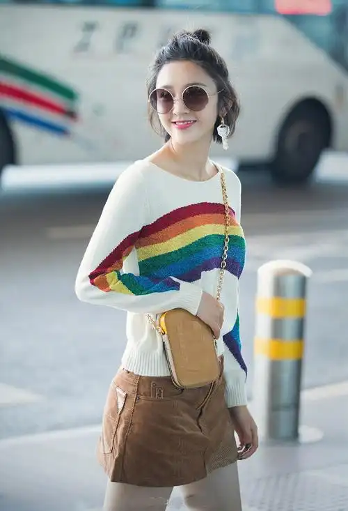 唐艺昕明星同款机场街拍彩虹色条纹撞色套头毛衣短款长袖针织衫女