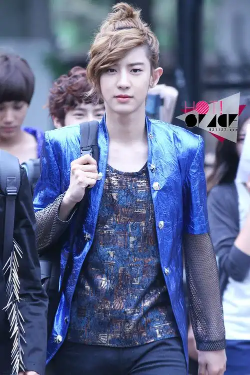 朴灿烈扎辫子的照片穿的是蓝色的外套