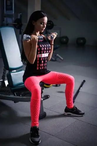 健身房女孩使用哑铃健身