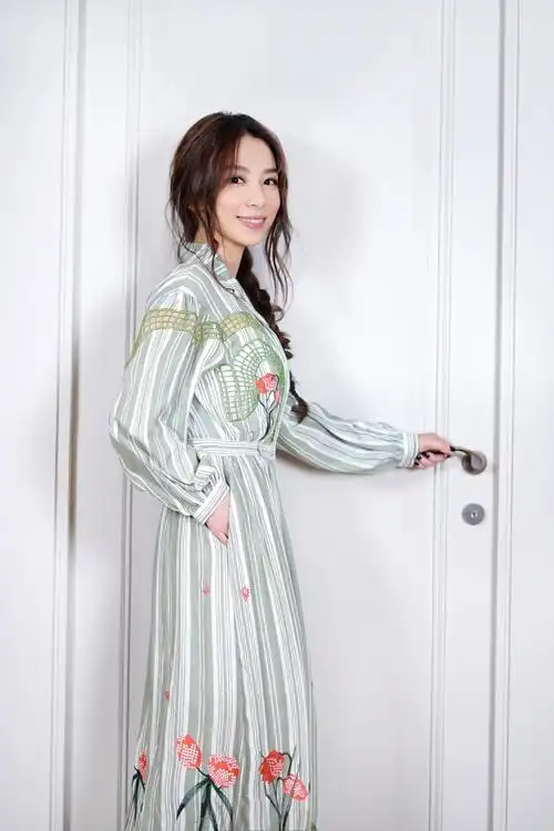 田馥甄用棕色长大衣配牛仔裤身材都被五五分了居然还挺时髦的