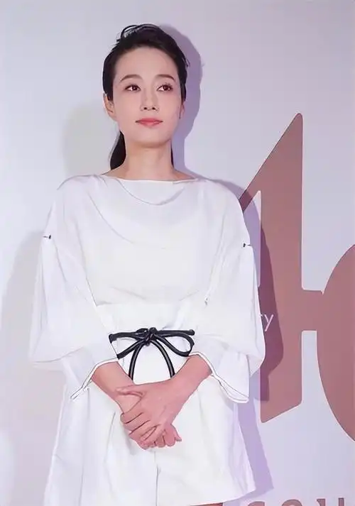 一组马伊琍的照片引发了广大网友的热议,那是她身着白色套装,留着长发