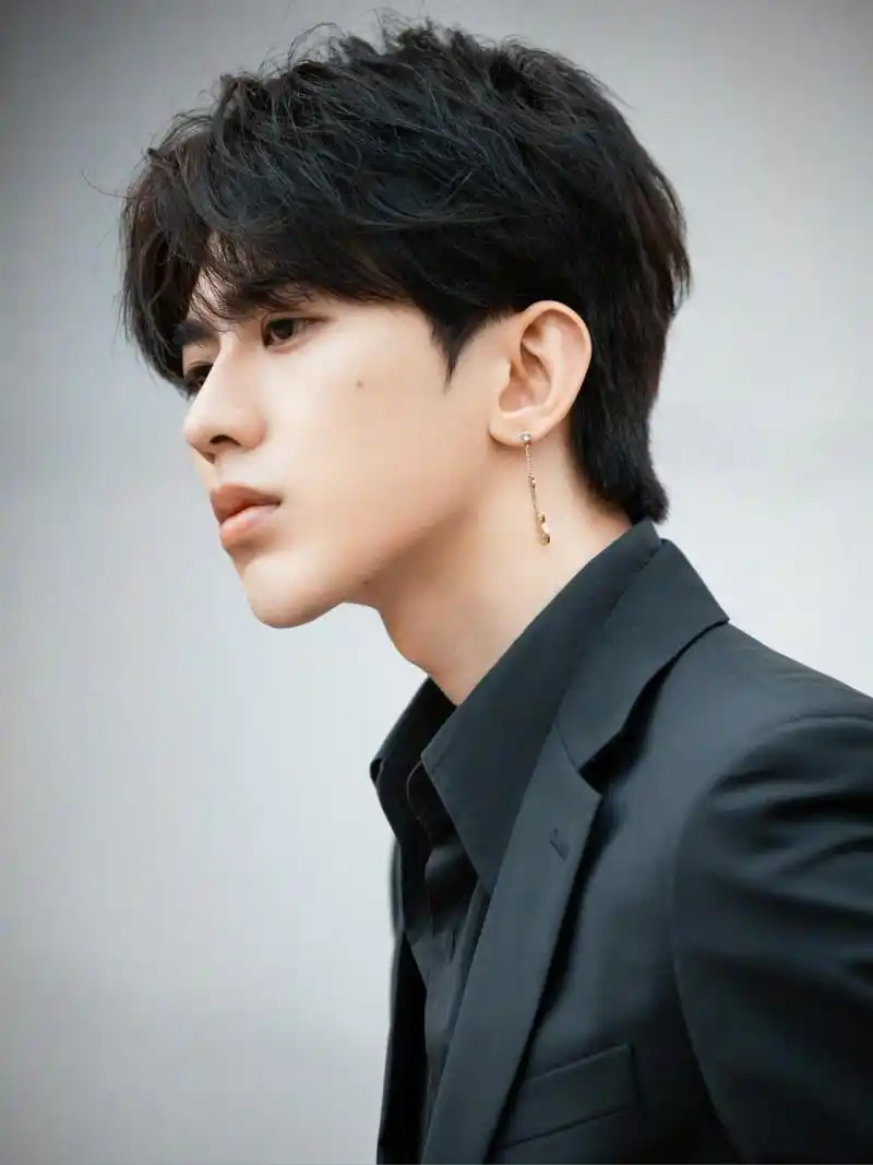 蔡徐坤的活动造型,他的吉他耳链真的成为了话题焦点😍.