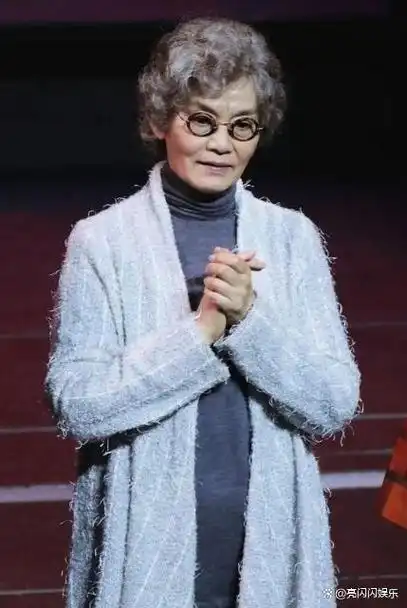 68岁潘虹满头白发穿开衫直面衰老娴静的模样更显高贵气质