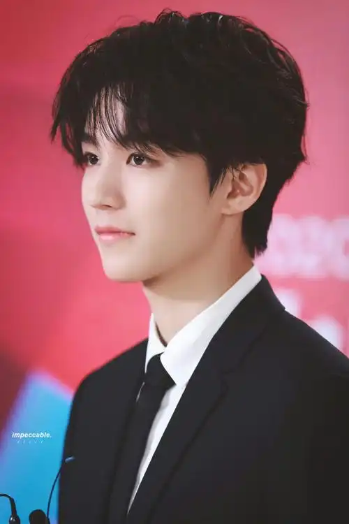 来看王俊凯名品侧颜大赏哪一面都超惊艳!