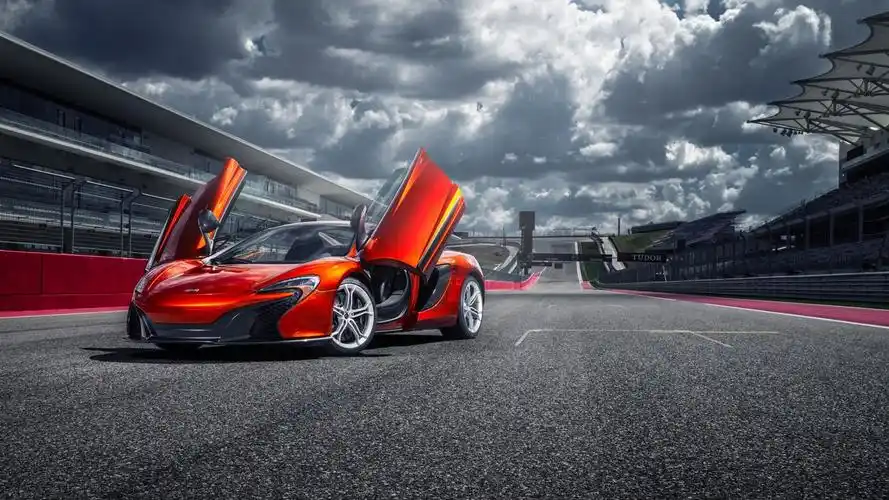 急速酷炫赛车个性壁纸_飞驰中的酷炫赛车