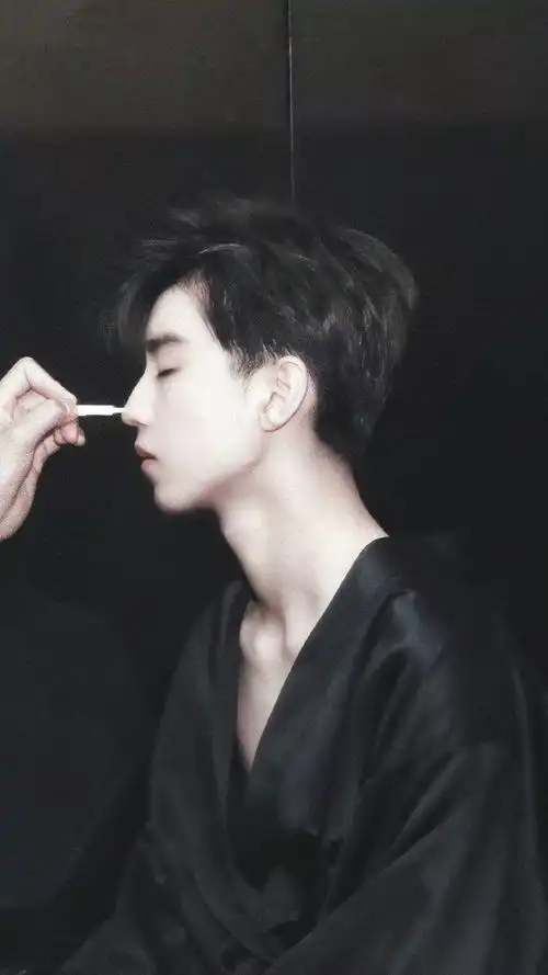 性感锁骨和完美侧脸,谁还能活着从这震撼画面里走出来@tfboys-王俊凯