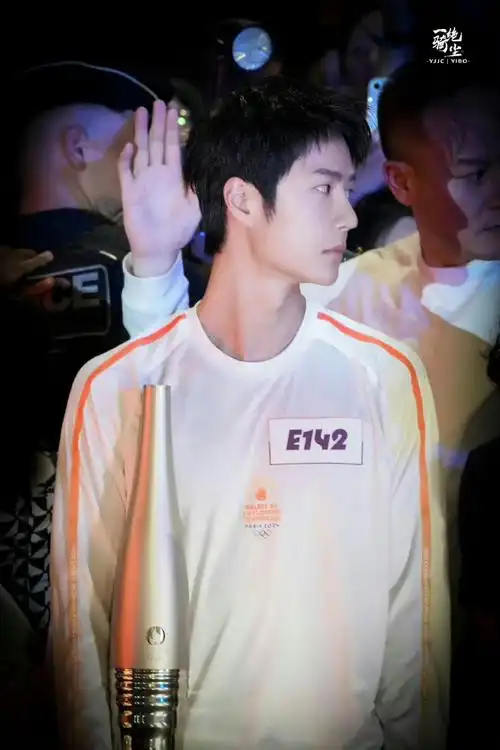 王一博捡起掉落的国旗#你的正能量偶像@uniq-王一博已上线!