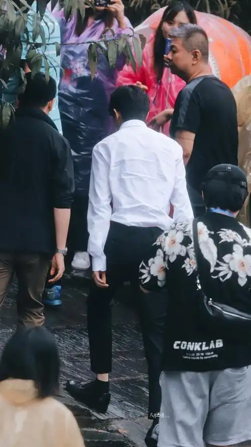 蔡徐坤张家界心连心活动路透公开 优越身段精致侧颜让人拍案称绝!