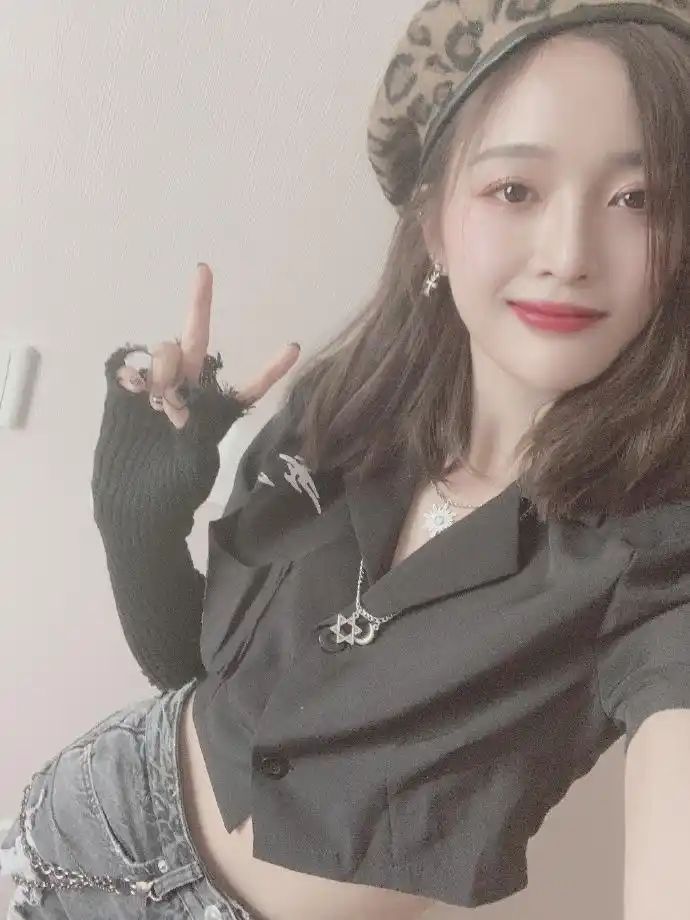 吴宣仪露招牌甜笑比耶自拍 豹纹贝雷帽妆容精致时尚感满分