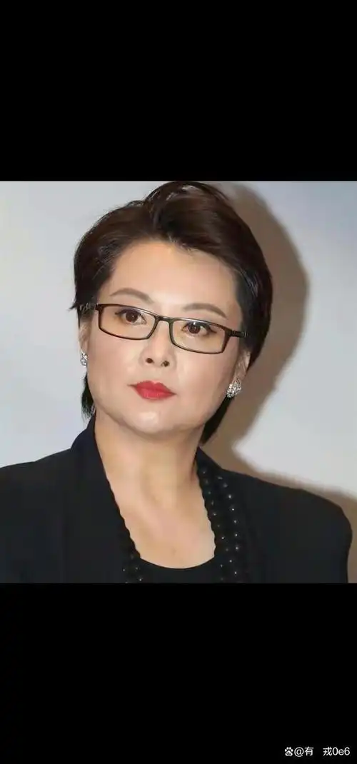 标题建议50岁的袁立已成娱乐圈笑话网友真性情还是没礼貌