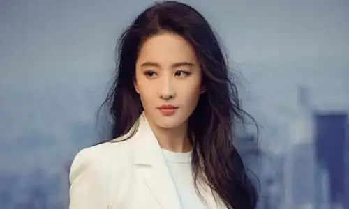 神仙姐姐刘亦菲又曝趣事 被问与腾讯关系称:我是会员