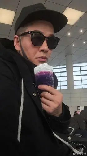 其实陈小春也有一位御用替身马永新(左),侧脸角度可以说和陈小春极为