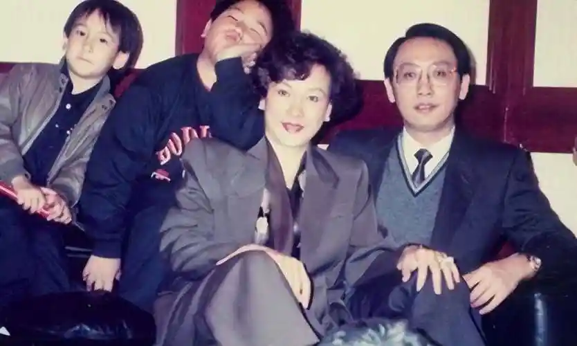 父亲浦东第一地主,母亲是影后,继承上海133套房,21岁身家百亿