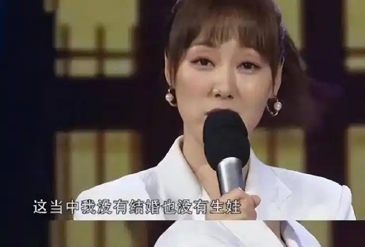 王冠只是在电视露了个脸,就再次回到了东方卫视,还和曹可凡一起主持了