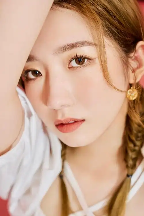 孟美岐穿白色短上衣 小秀蛮腰清新随性