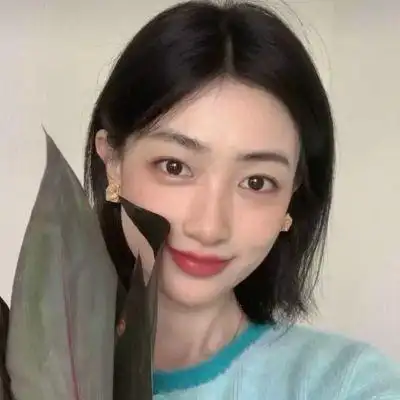 温暖阳光的俏皮可爱女生真人头像