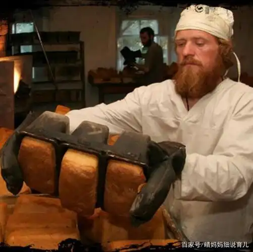 俄罗斯人吃的面包为什么是黑不溜秋的?不仅名字奇怪,造型还多变