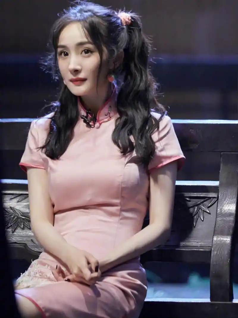 杨幂,粉色旗袍双马尾,又美又媚